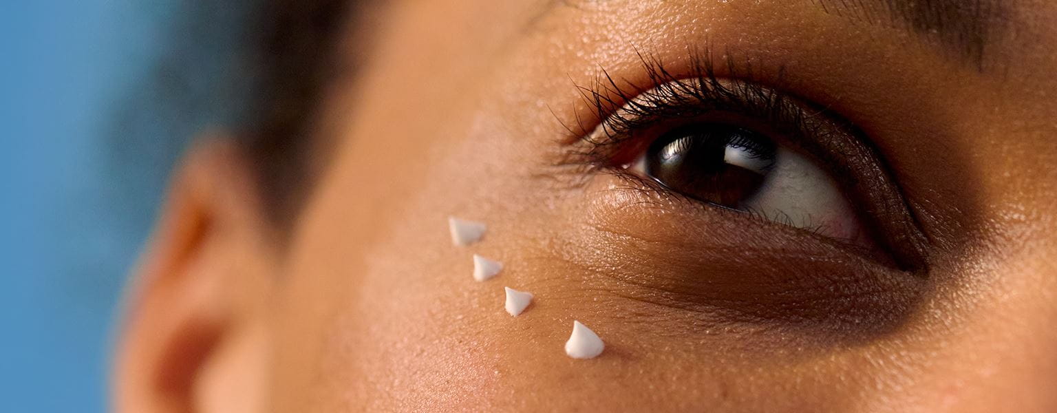 nainen välttää tummia silmänalusia