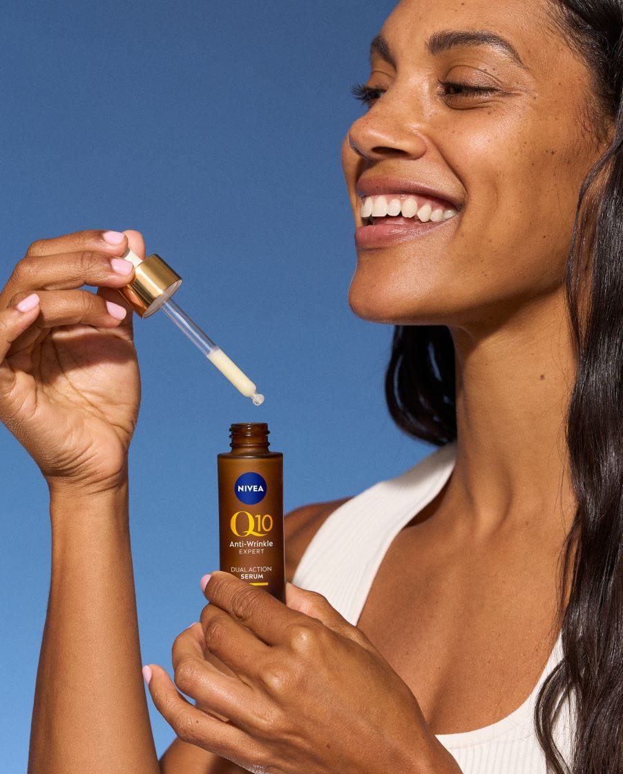 ung kvinna som applicerar Nivea Q10 ögonkräm