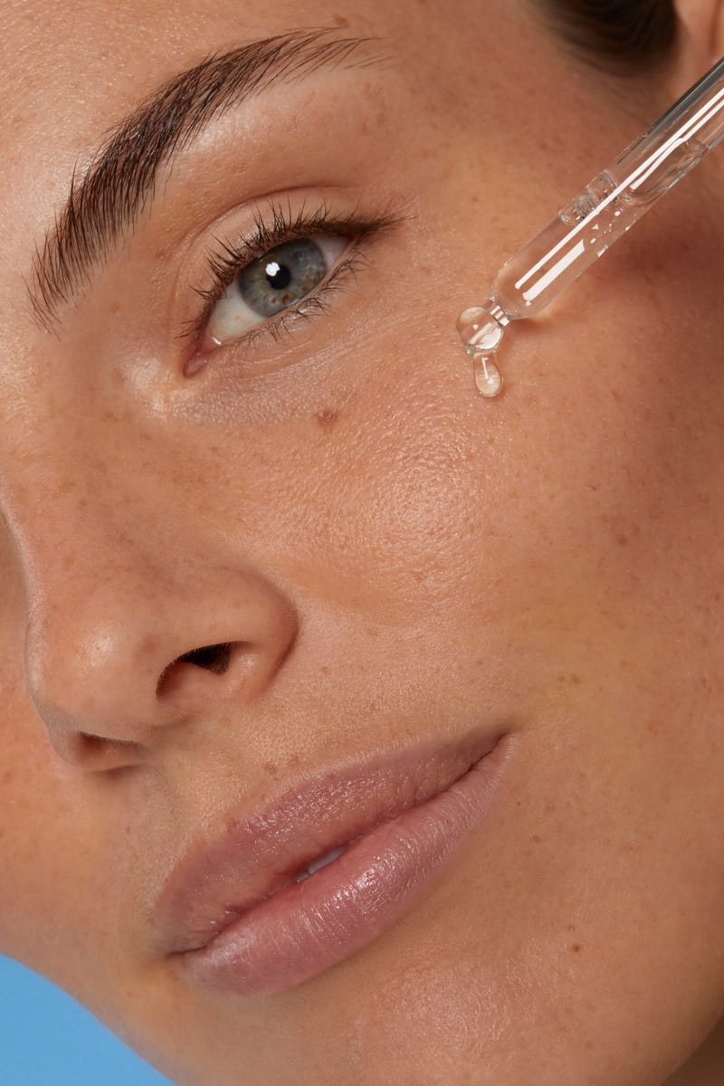 junge Frau, die Nivea-Serum verwendet