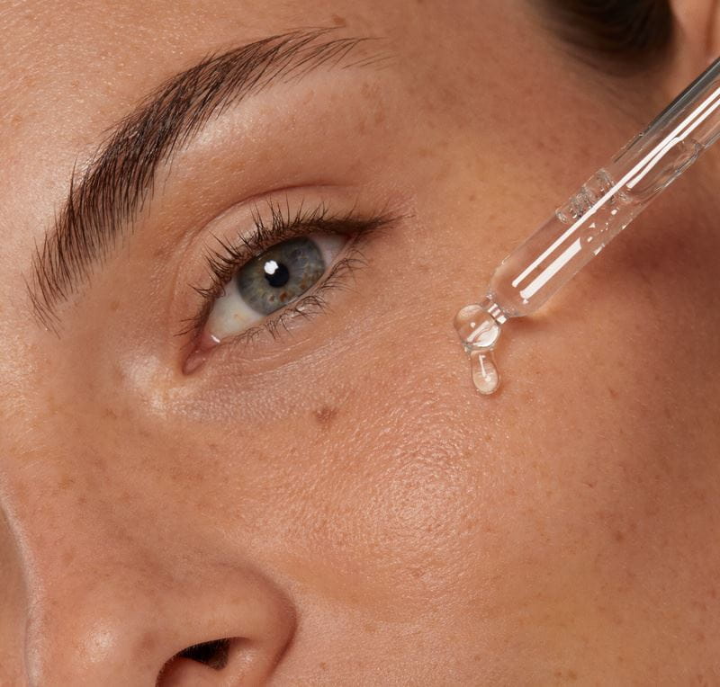 junge Frau, die Nivea-Serum verwendet