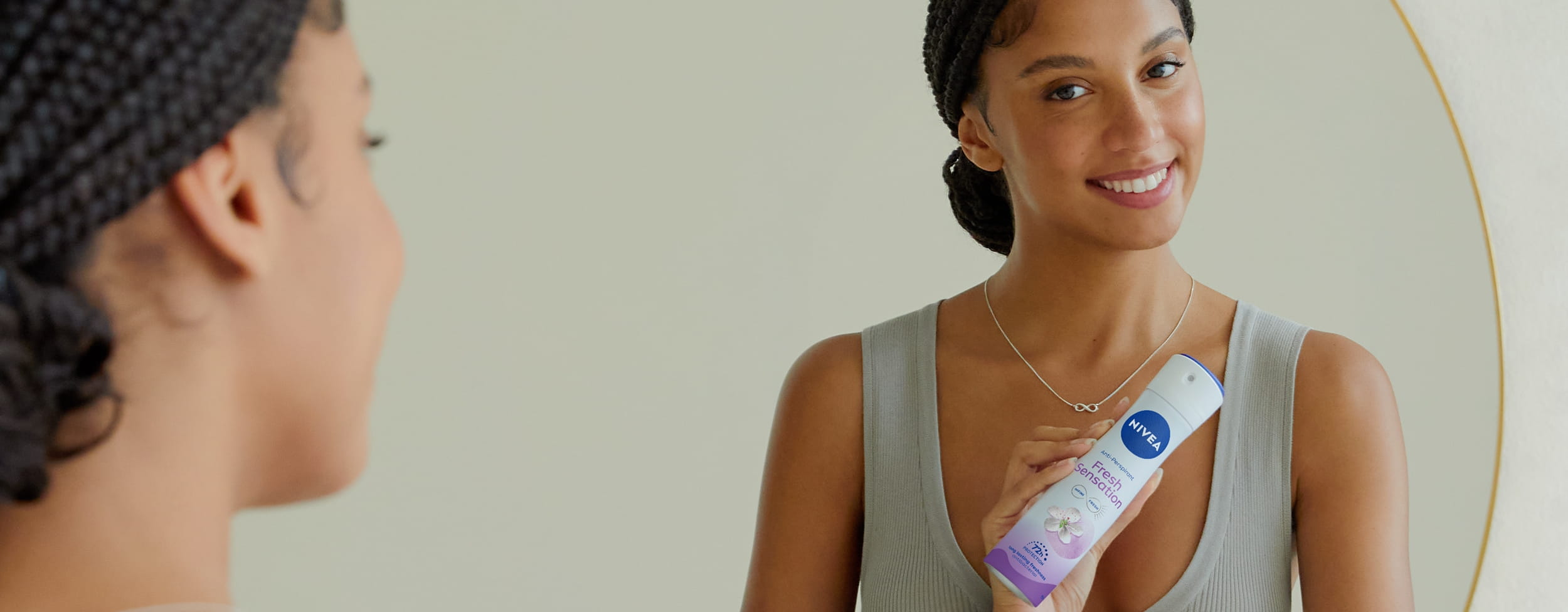 Mujer joven con desodorante Nivea