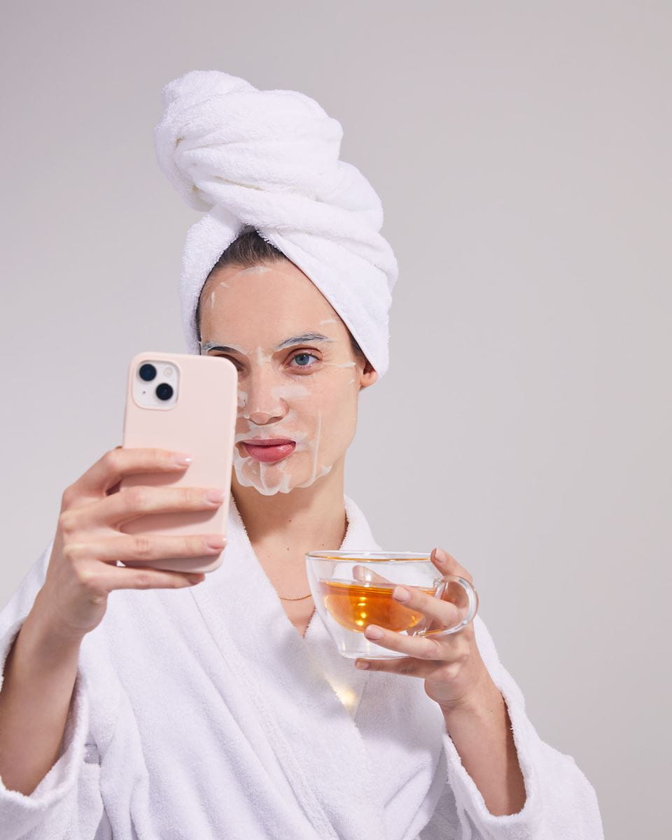 femme portant un masque de soin au miel