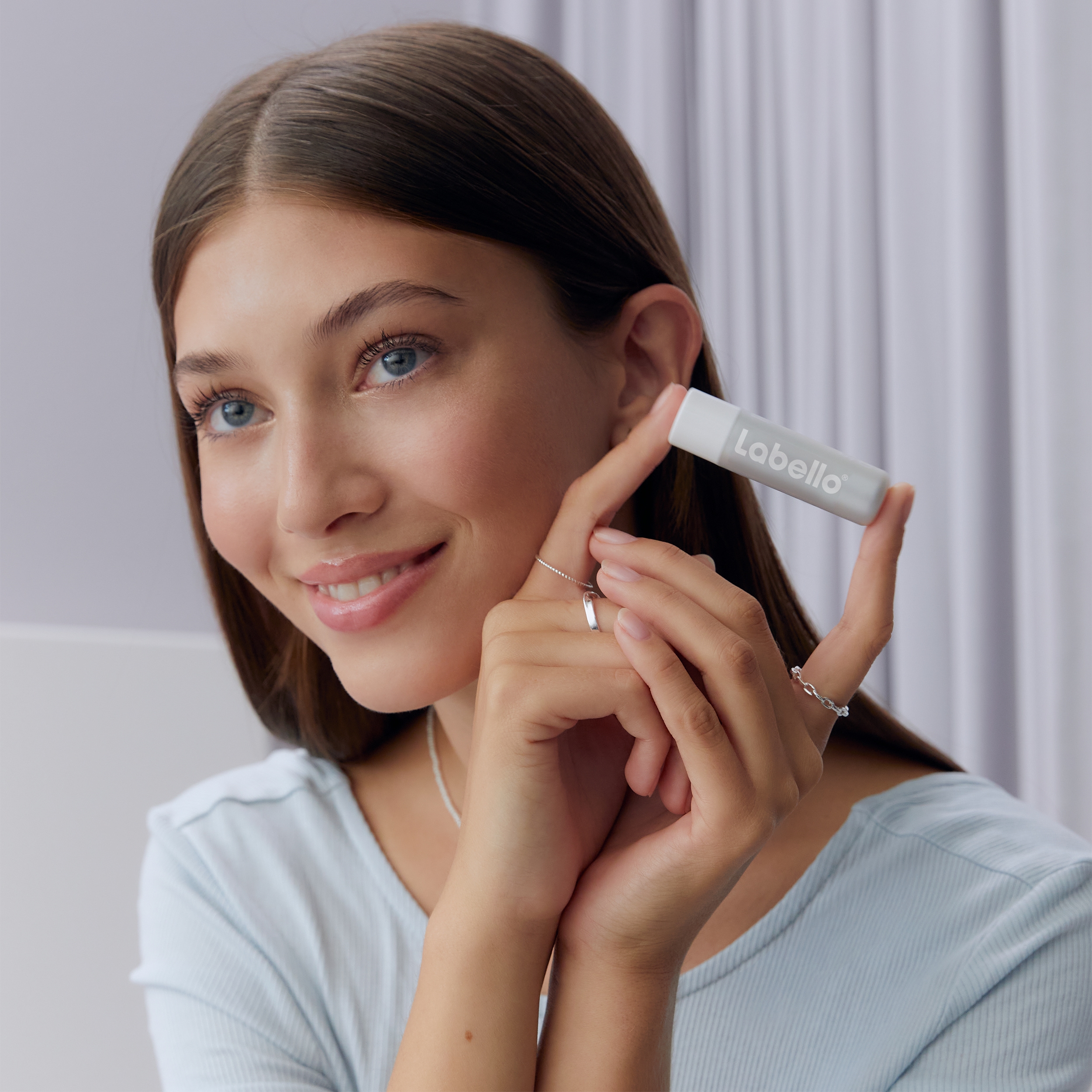 mulher com um batom labello