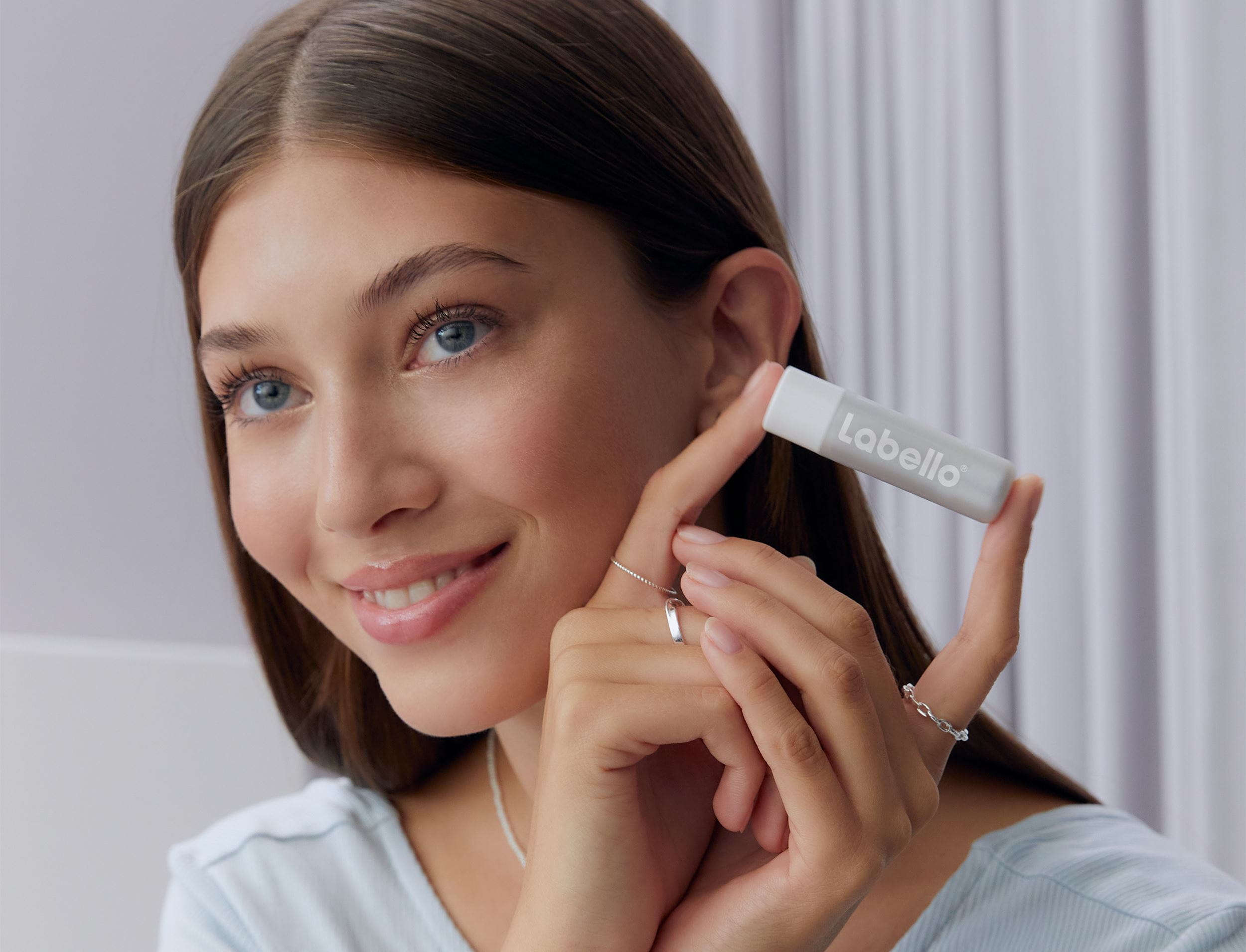 mulher com um batom labello