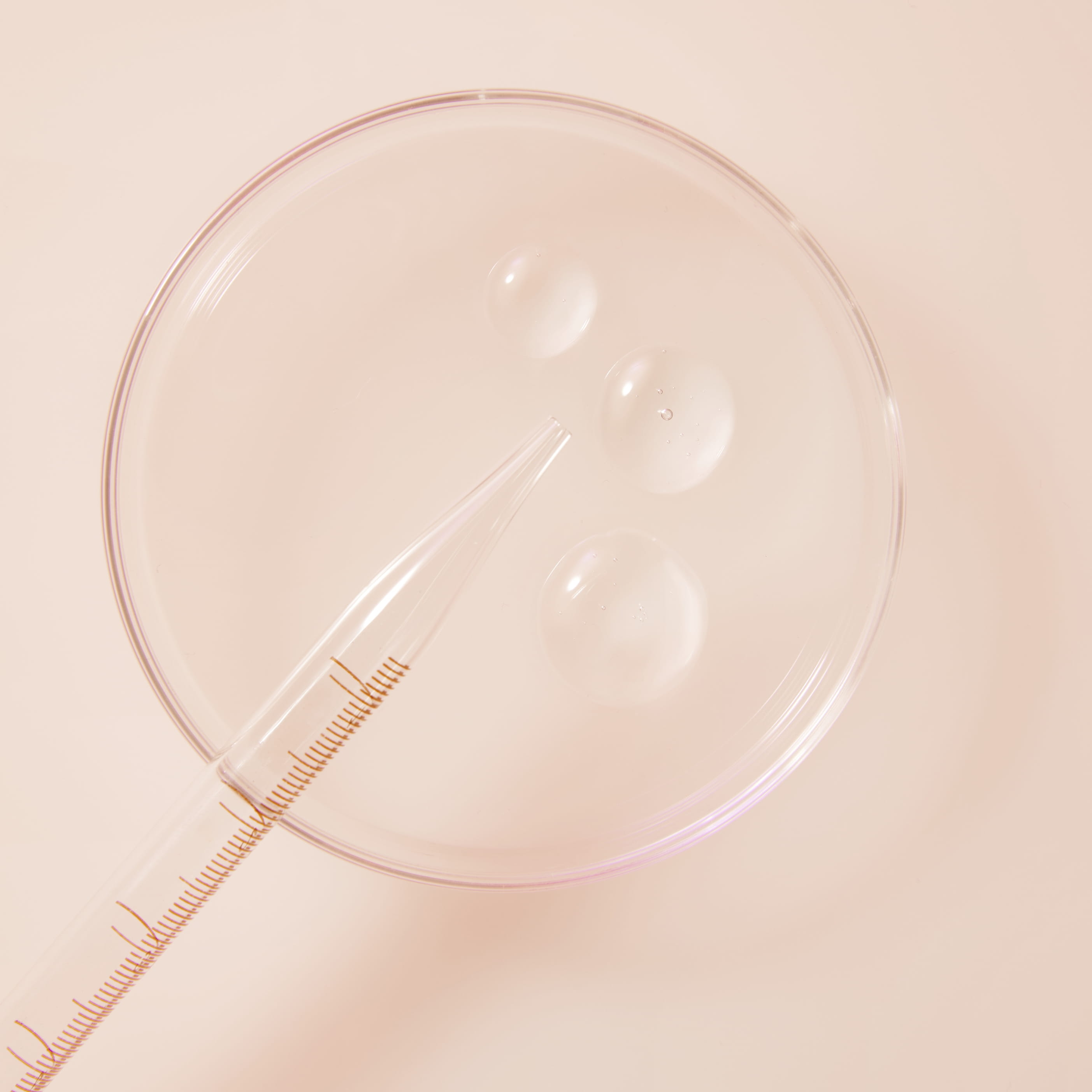 En bild med olja och en pipett