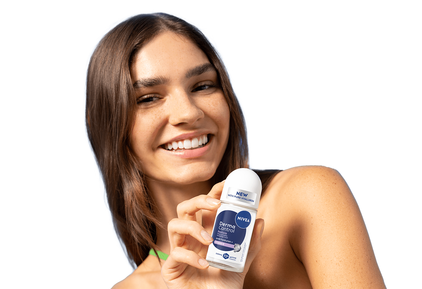 Een jonge, glimlachende vrouw draait haar hoofd terwijl ze NIVEA Derma Control Restore Deo Roll-On omhoog houdt.
