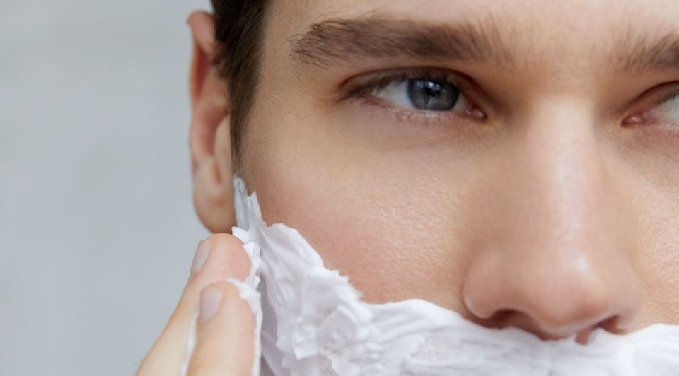 homem com barba de 3 dias