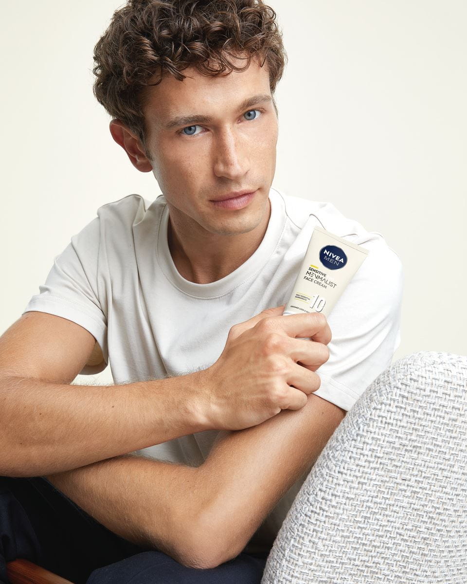 homem com produto para pele sensível