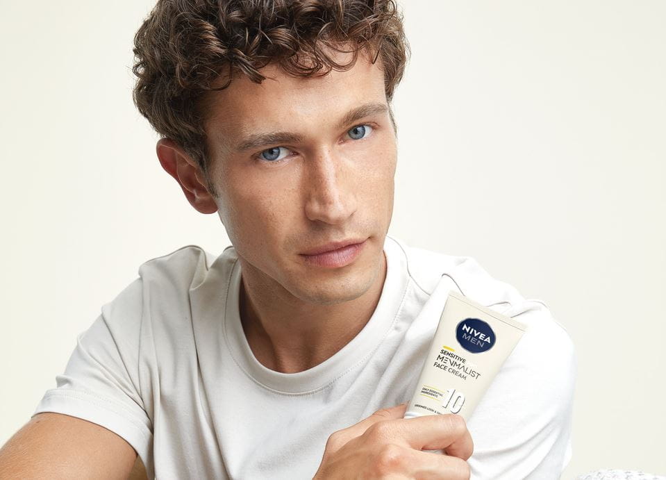 homem com produto para pele sensível