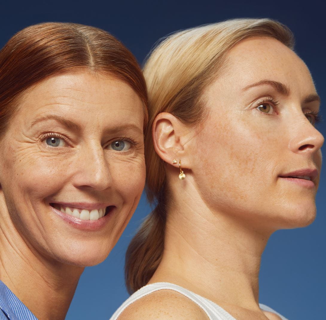 giovane donna che utilizza la crema notte anti-macchie Nivea Cellular Luminous630