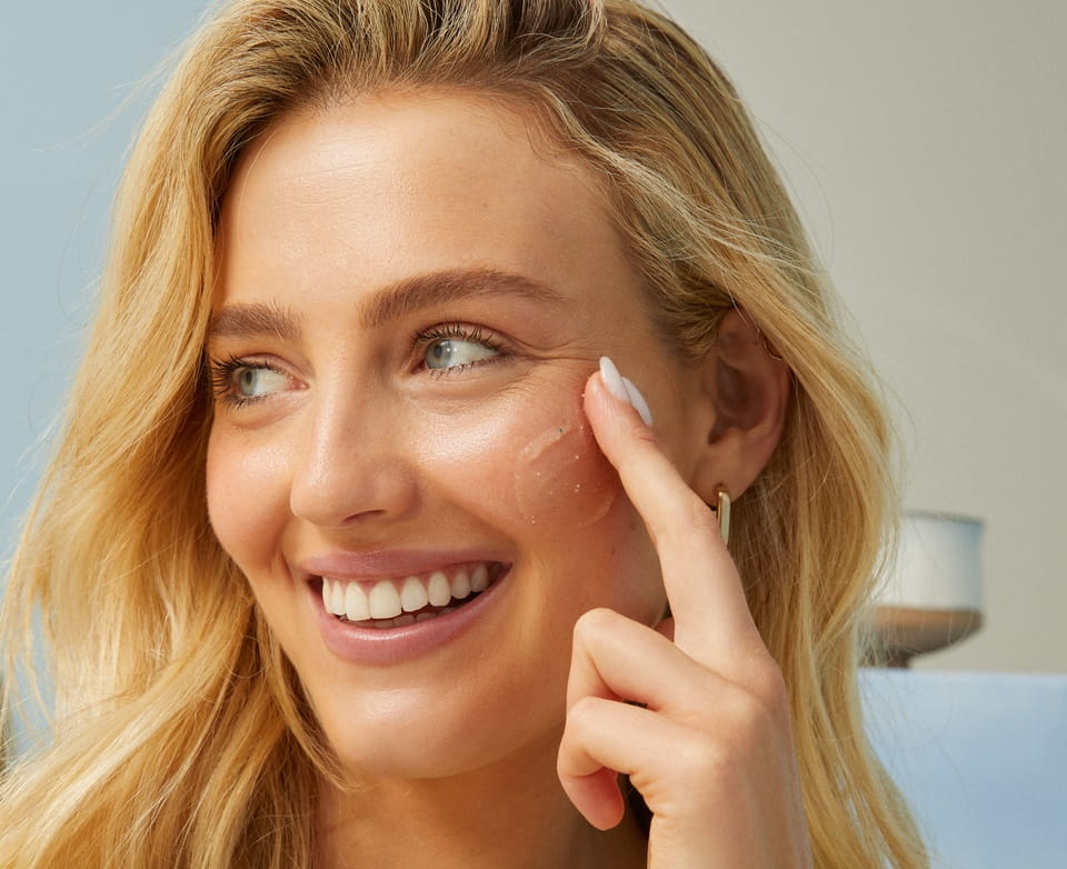 Jeune femme se nettoyant le visage