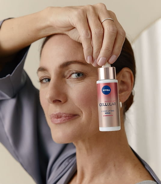 Vrouw die Nivea-serum gebruikt