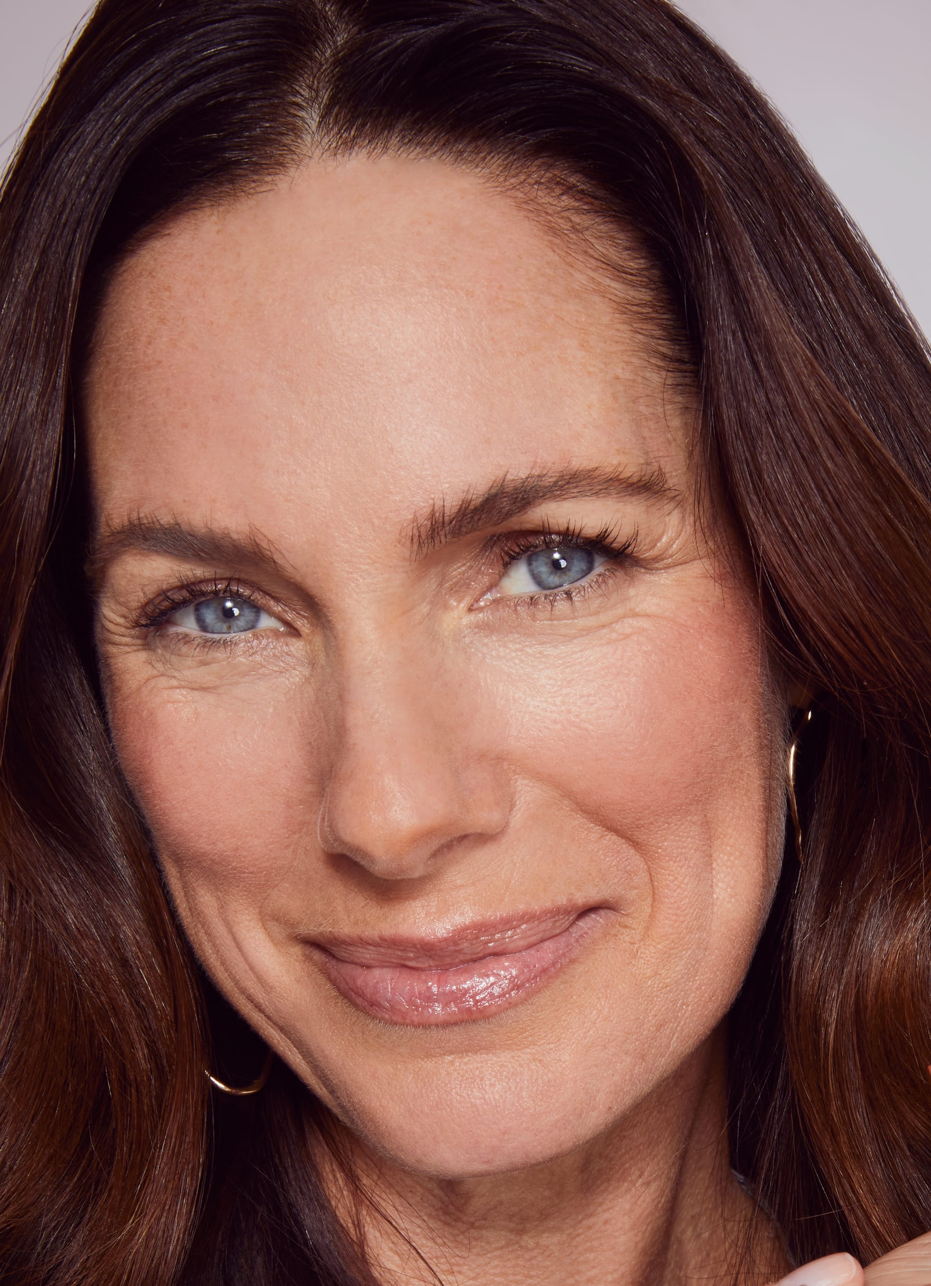 Frau, die Nivea Anti-Falten-Creme aufträgt