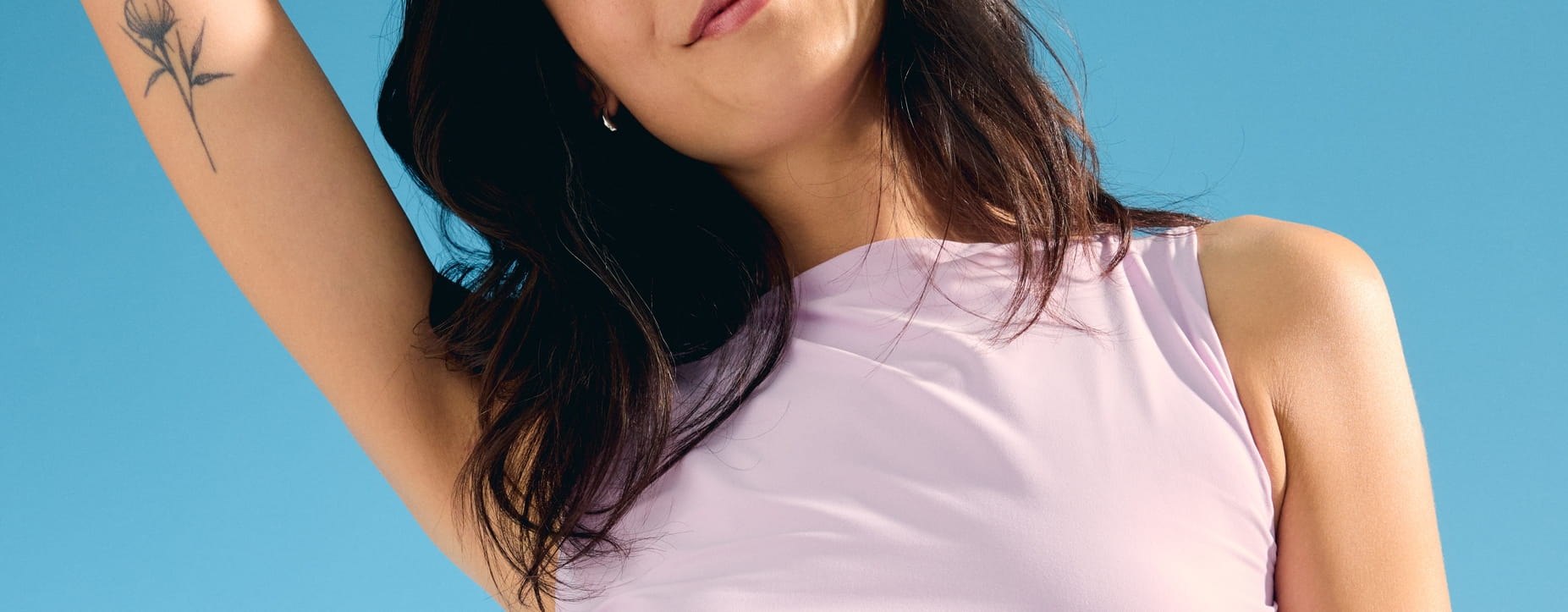 dievča s kučeravými vlasmi drží krém na tvár Nivea