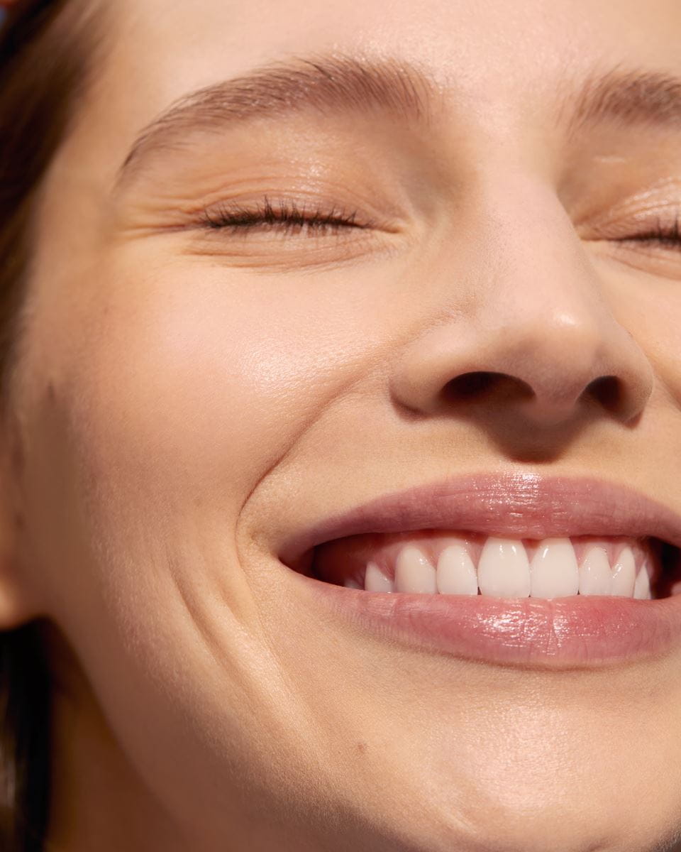 mujer reduciendo el enrojecimiento facial