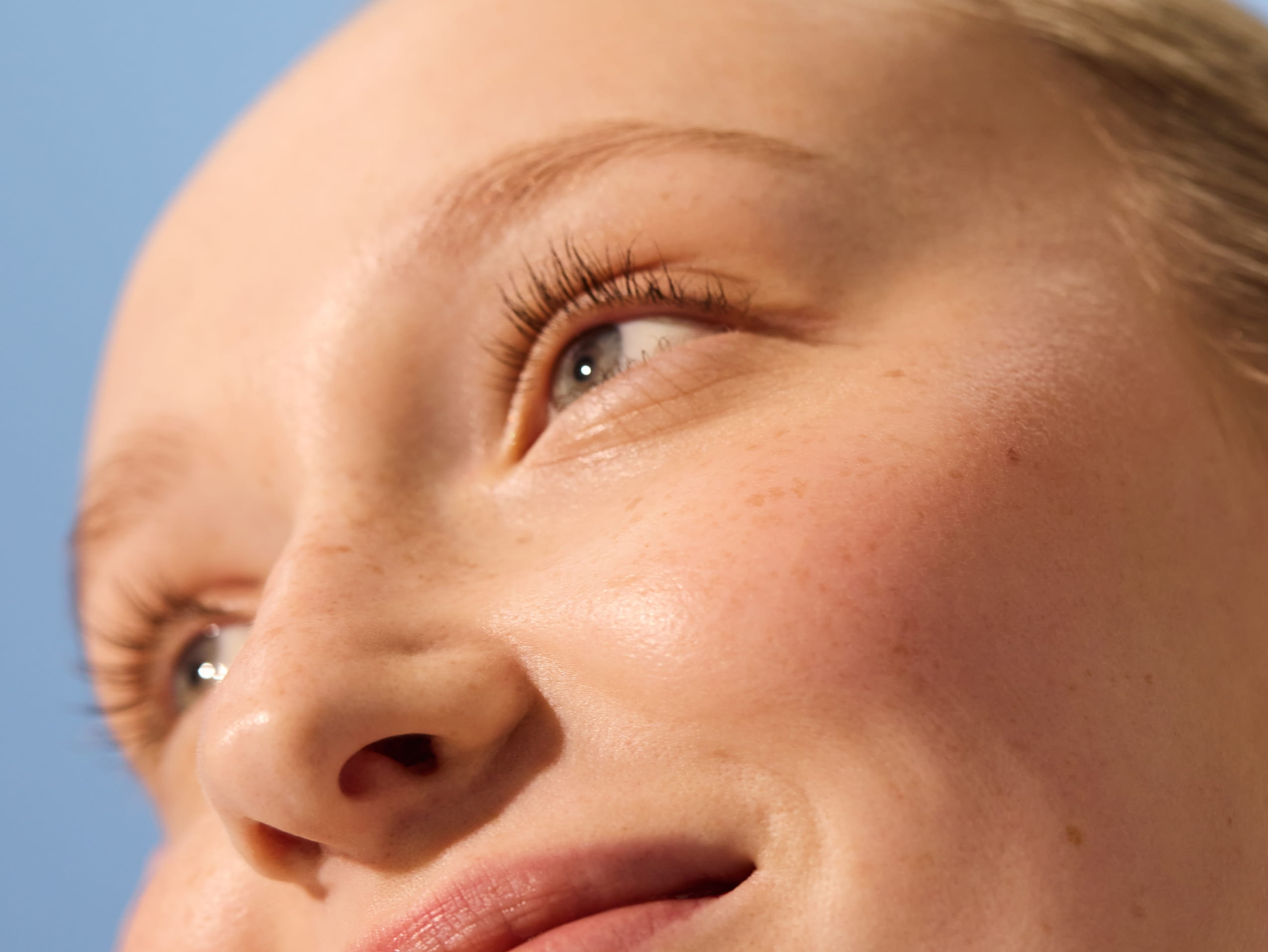 kvinde smilende i solen