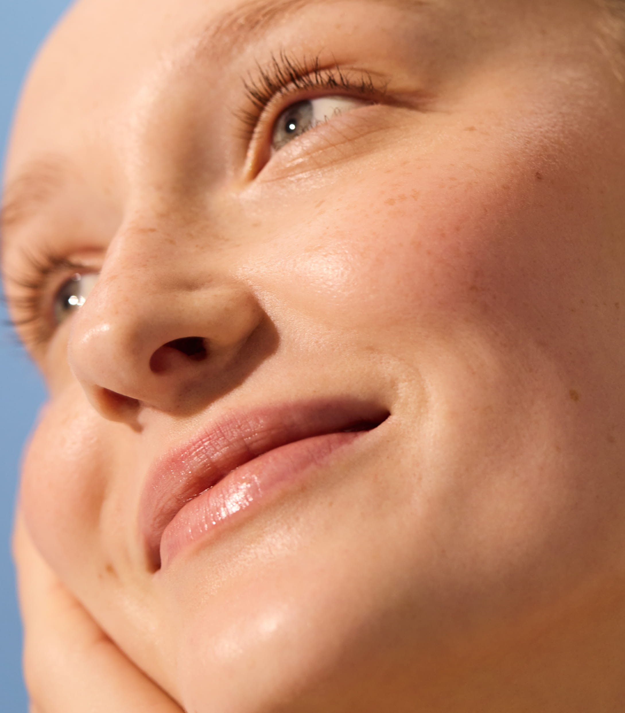 nő ellenőrzi a bőrét