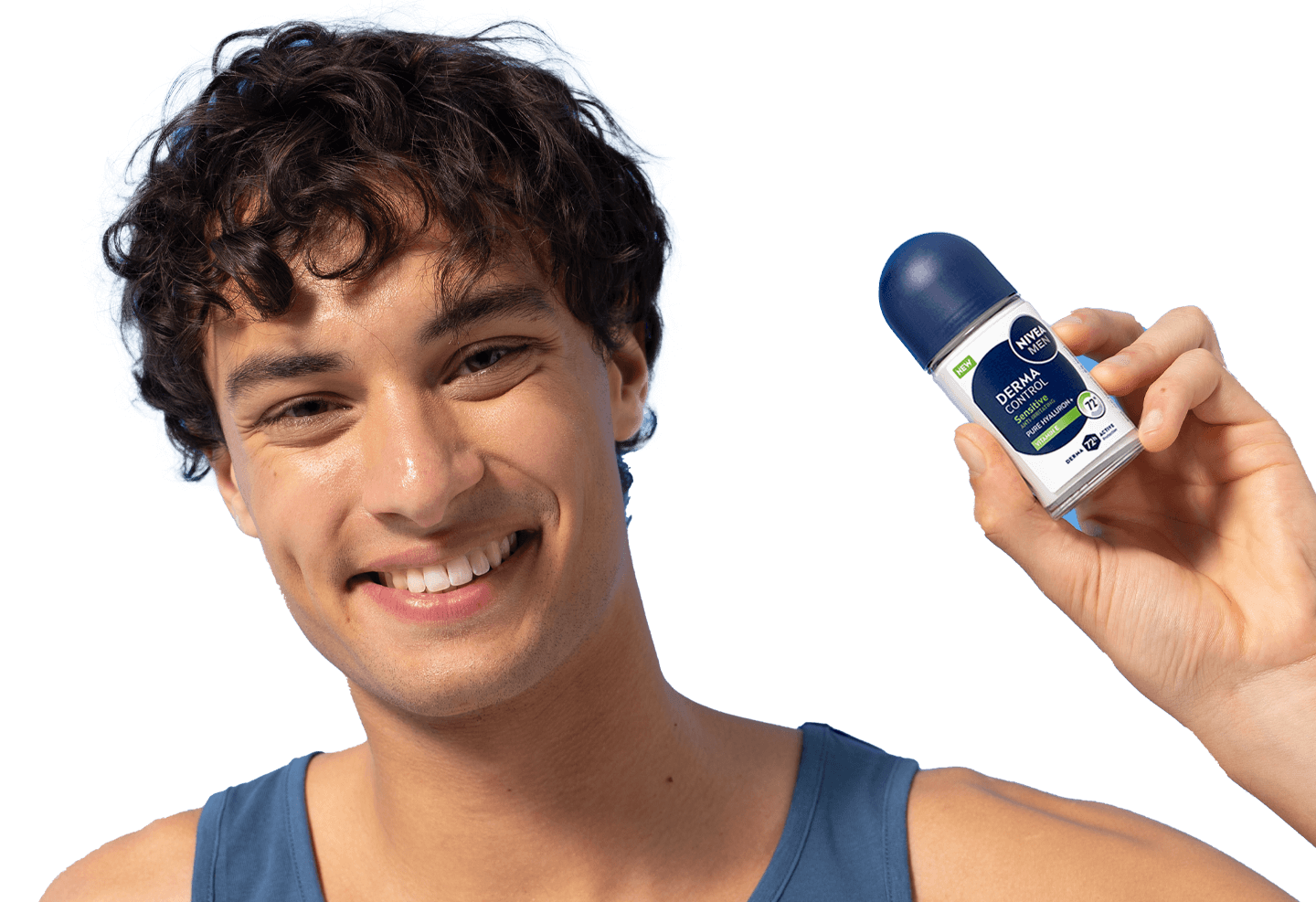 En ung mand smiler, mens han holder NIVEA MEN Derma Control Sensitive Deo Roll-On op.