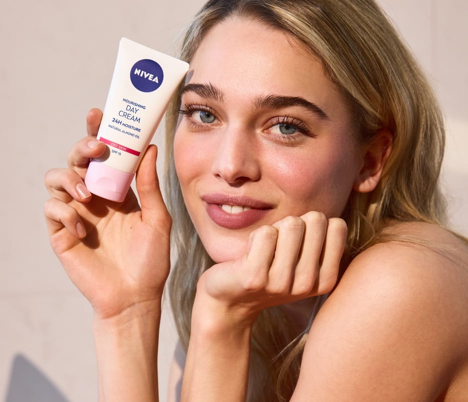 jonge vrouw gebruikt Nivea voedende dagcrème