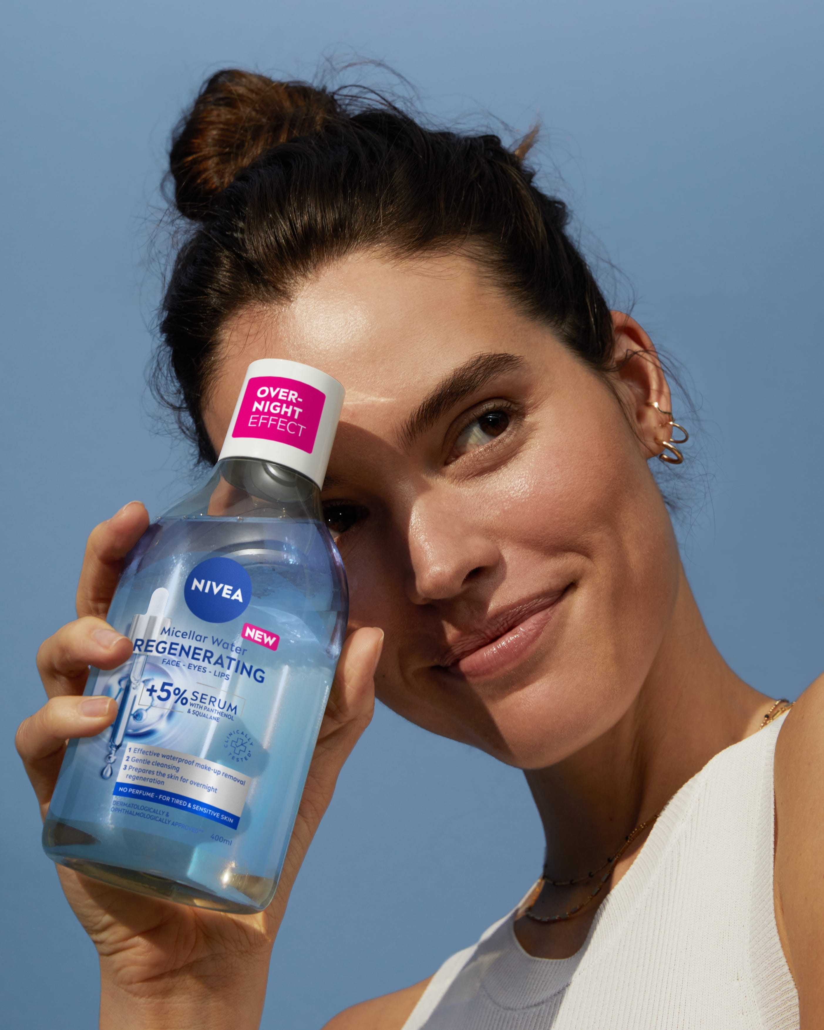 nainen, joka käyttää misellivettä