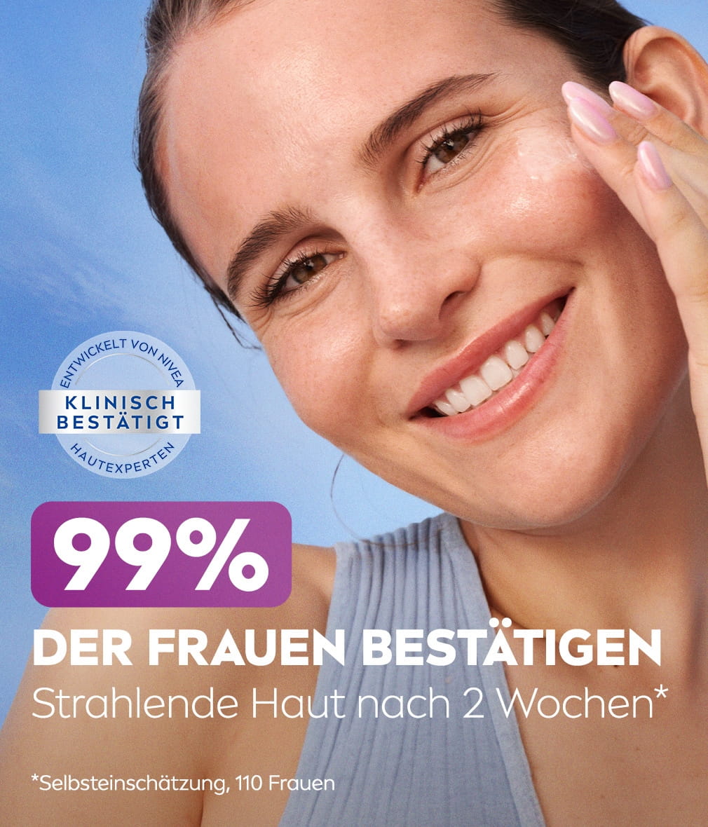 Eine lächelnde junge Frau neigt ihren Kopf zur Seite und trägt mit ihrer Hand NIVEA LUMINOUS630® Skin Glow Instant Glow Serum 15 ml auf ihre Wange auf.