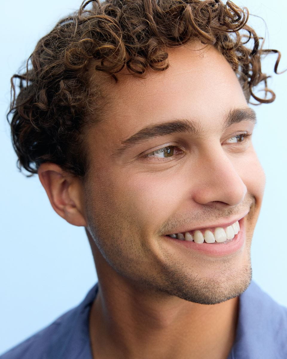 Femme nettoyant son visage avec un coton