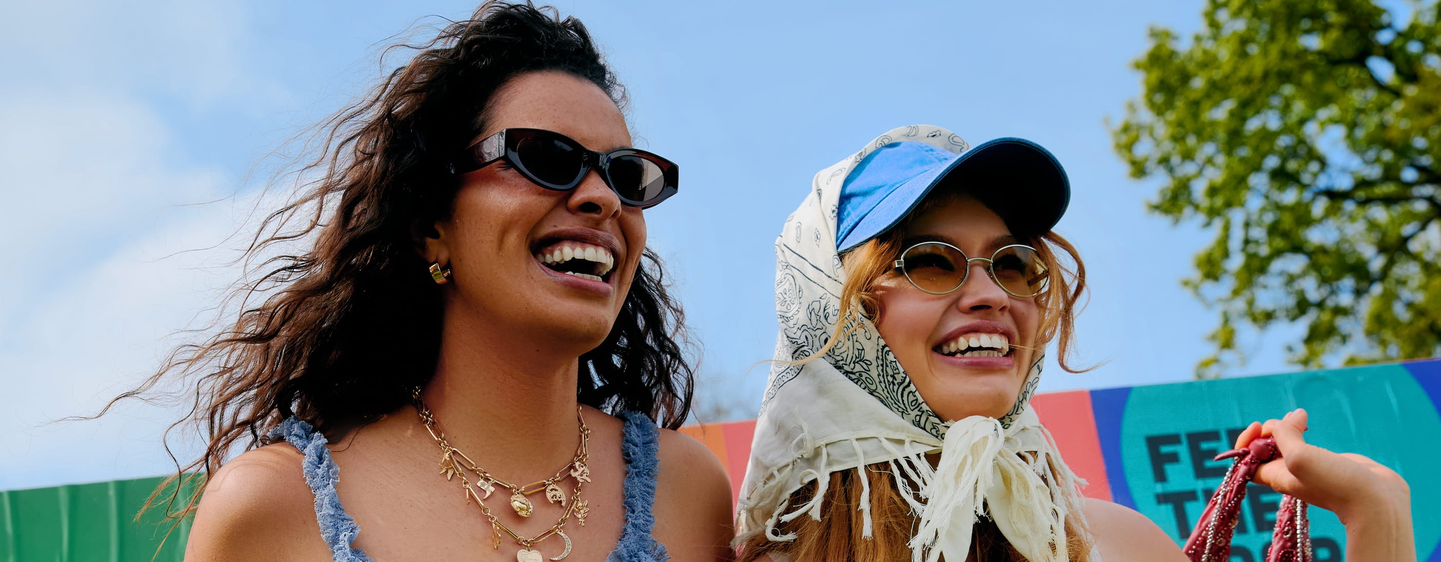 två tjejer går och håller om varandra samtidigt som de skrattar