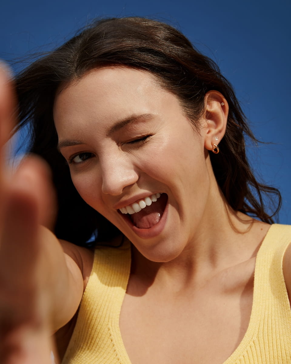 Jeune femme souriante