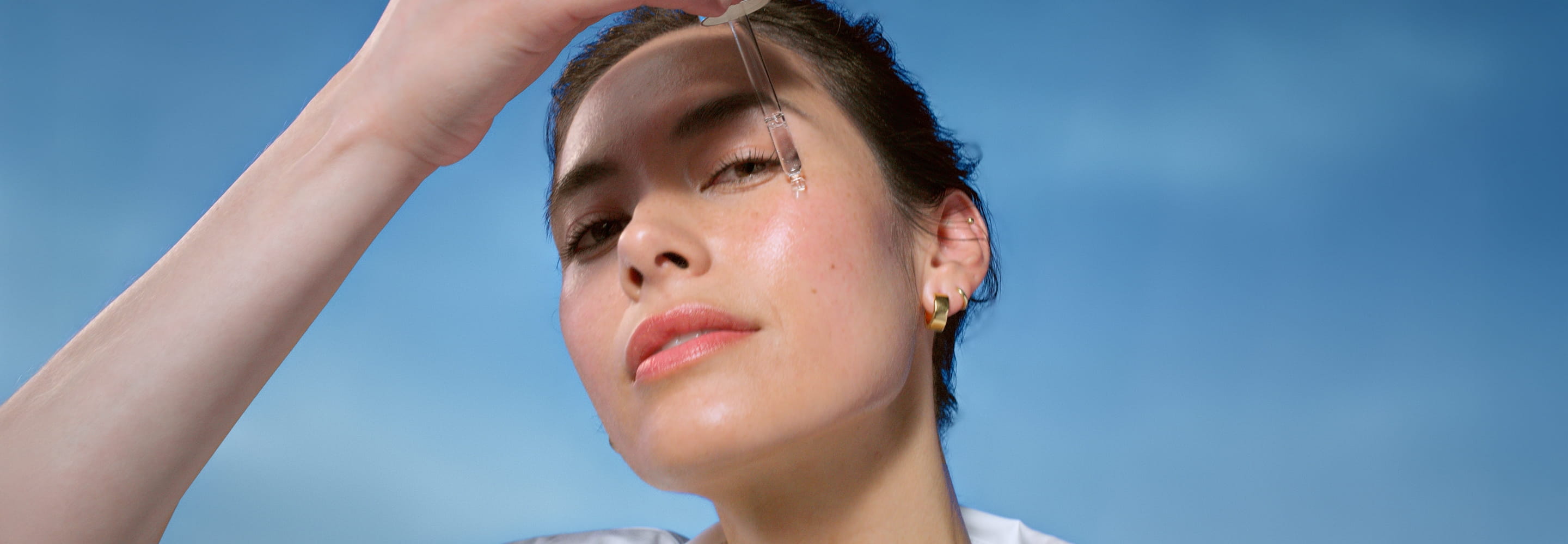 Žena používajúca sérum na tvár