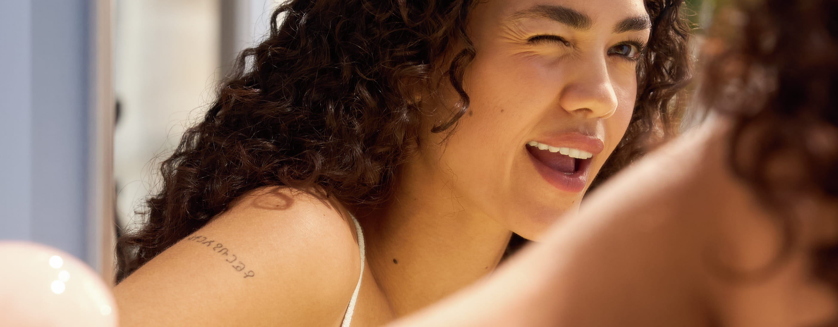 Person som blinkar åt sig själv i spegeln