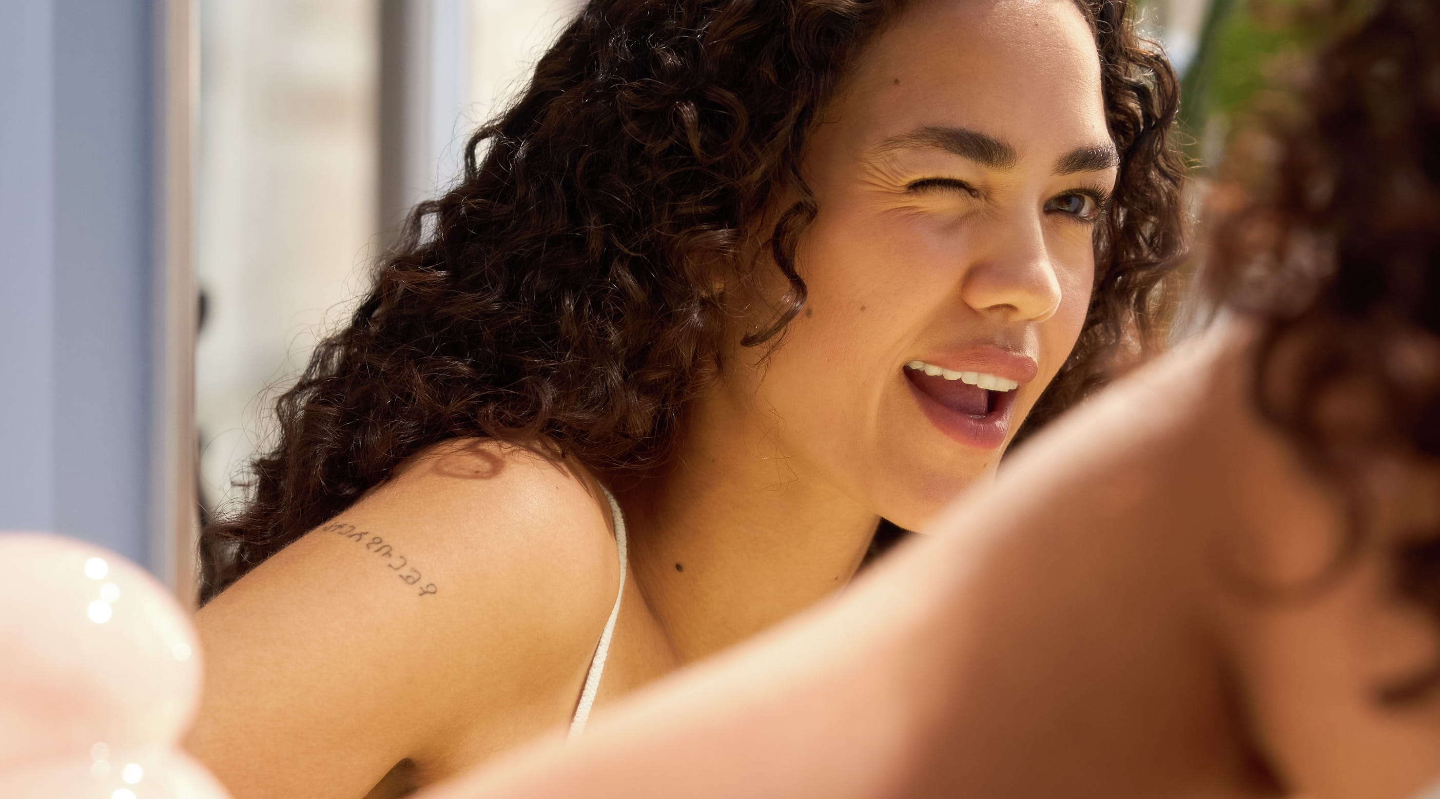 Person som blinkar åt sig själv i spegeln