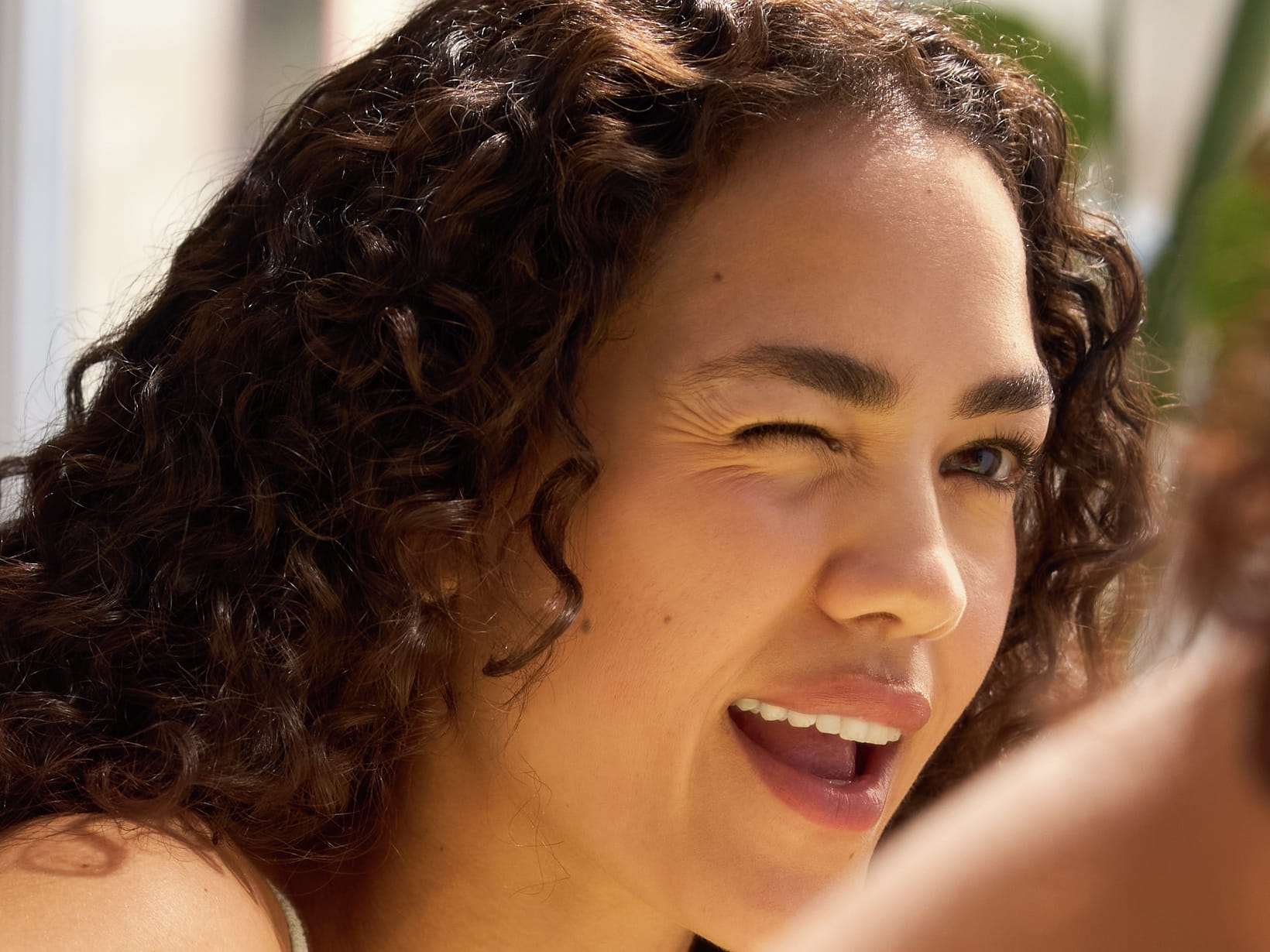 En person son tittar in i en spegel och blundar med ena ögat