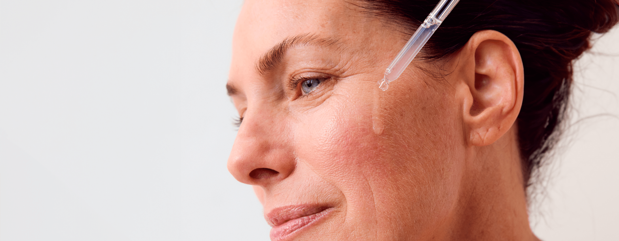 Persona colocándose rosa mosqueta en la piel