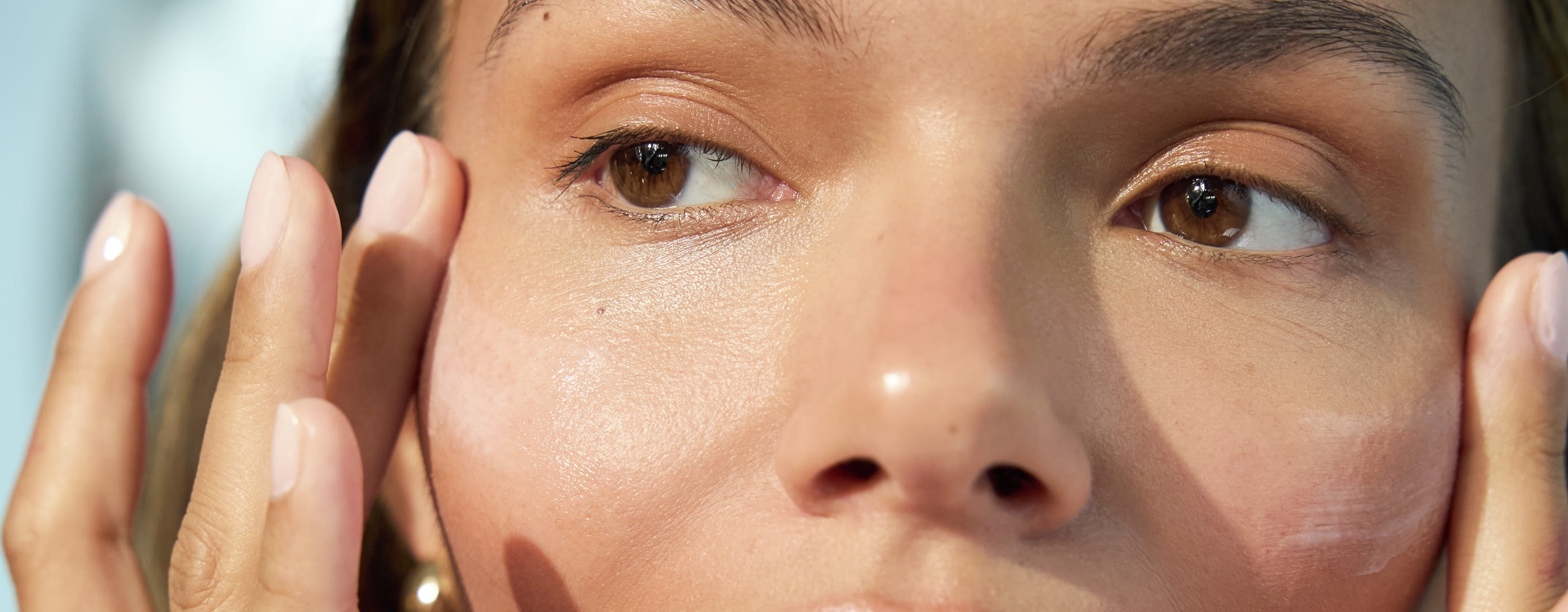 två tjejer som använder Nivea-produkter