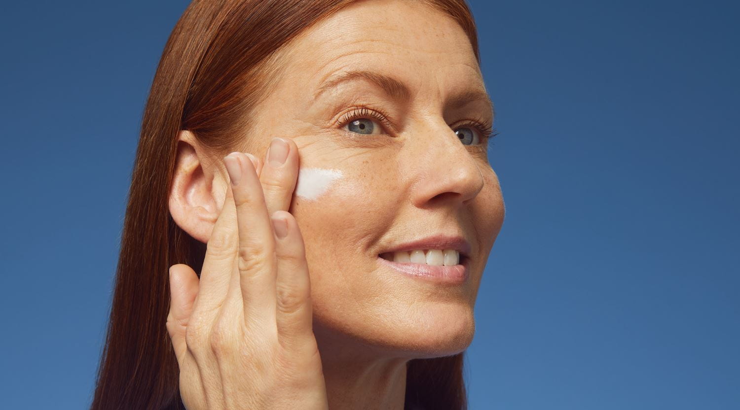 donna che applica il siero Nivea Cellular