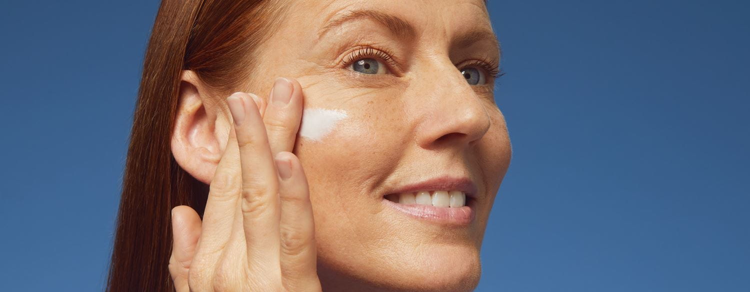 donna che applica il siero Nivea Cellular