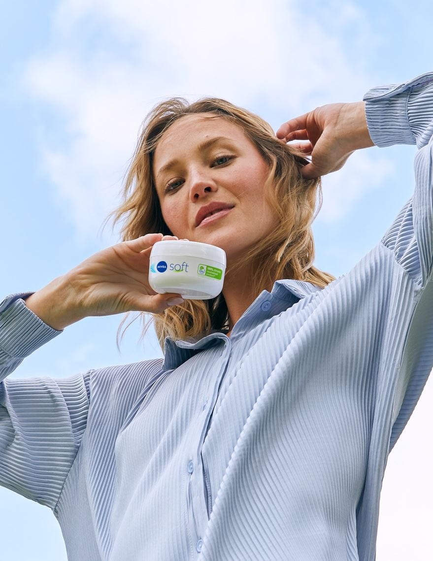 giovane donna che utilizza Nivea Soft Cream