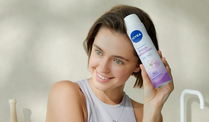jonge vrouw die Nivea Fresh Sensation deodorant gebruikt