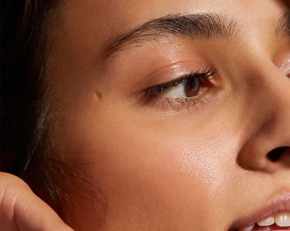 nainen, joka peittää aikuisen aknen