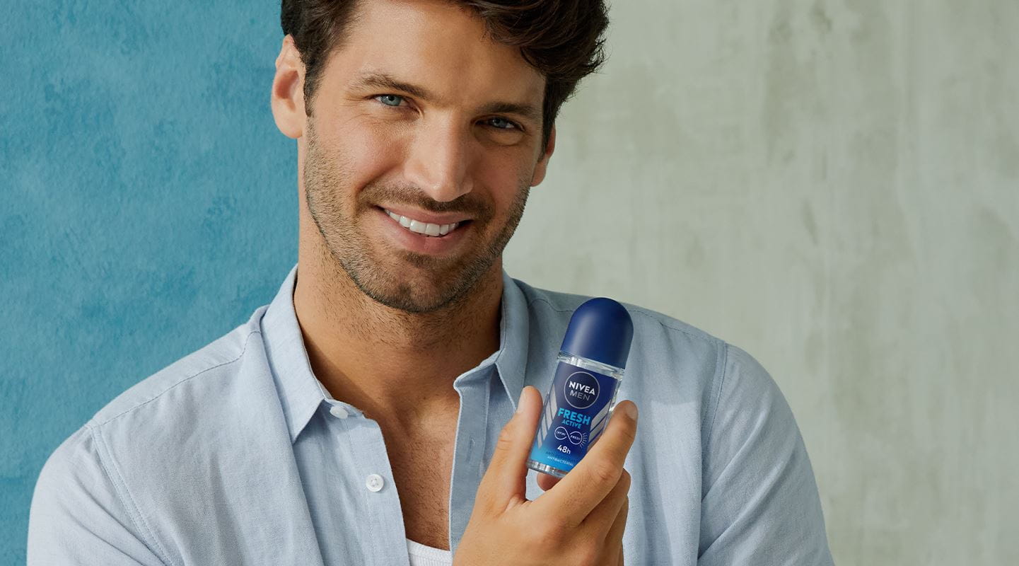 homem a utilizar desodorizante roll on NIVEA Men