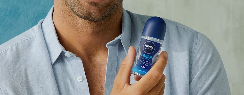 homem a utilizar desodorizante roll on NIVEA Men