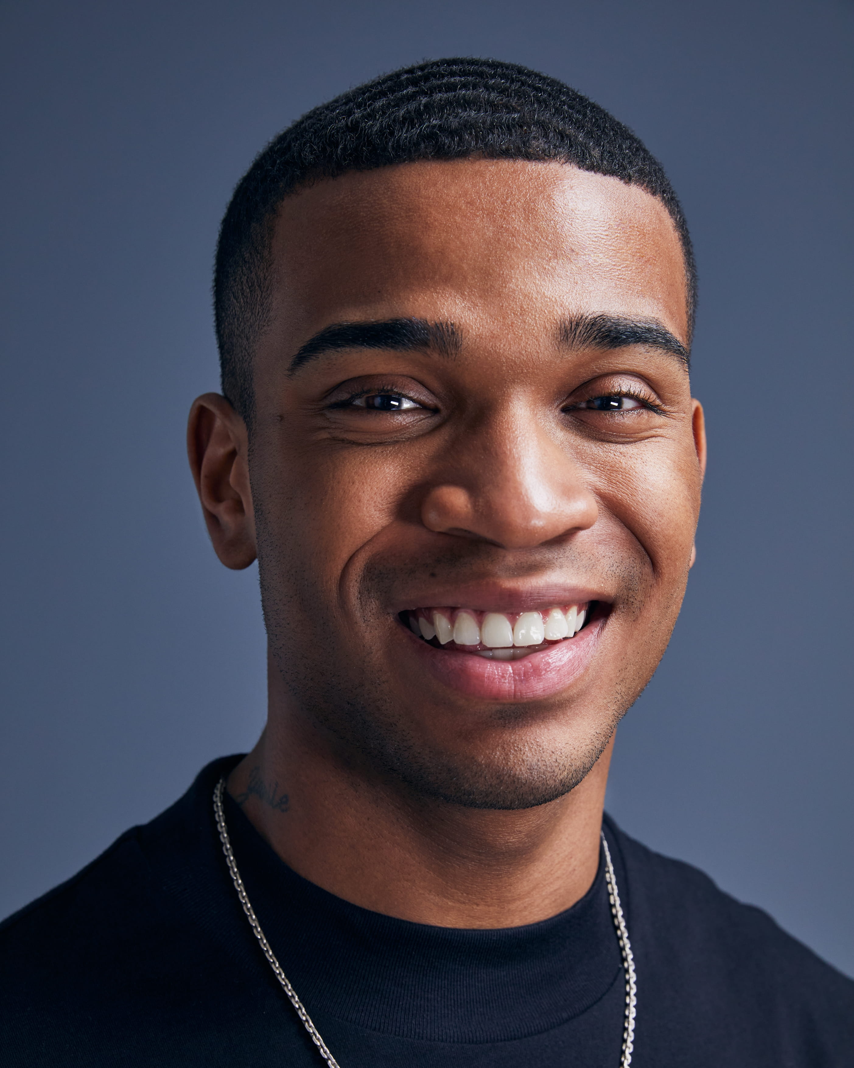 Femme appliquant du sérum