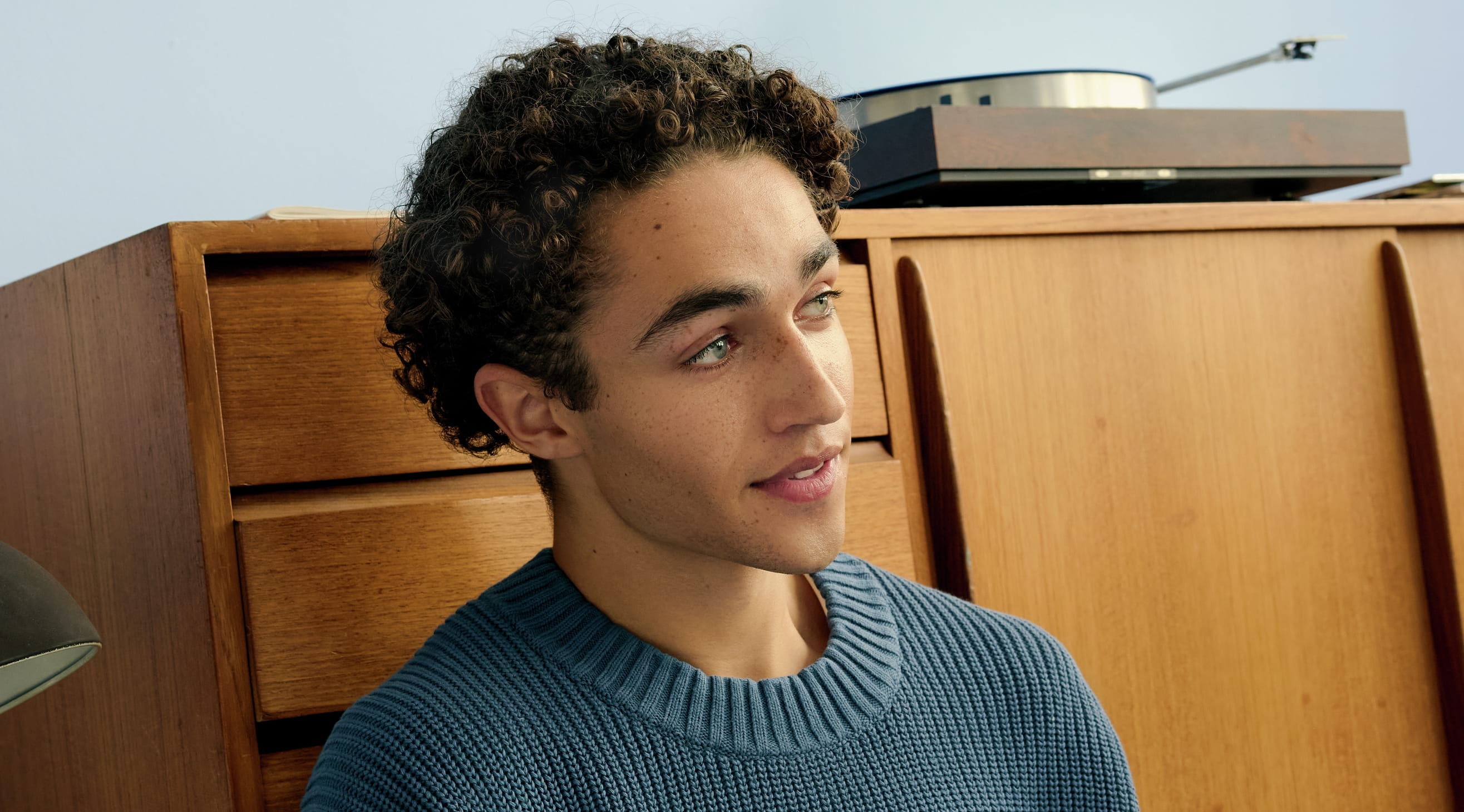 mężczyzna czyta książkę