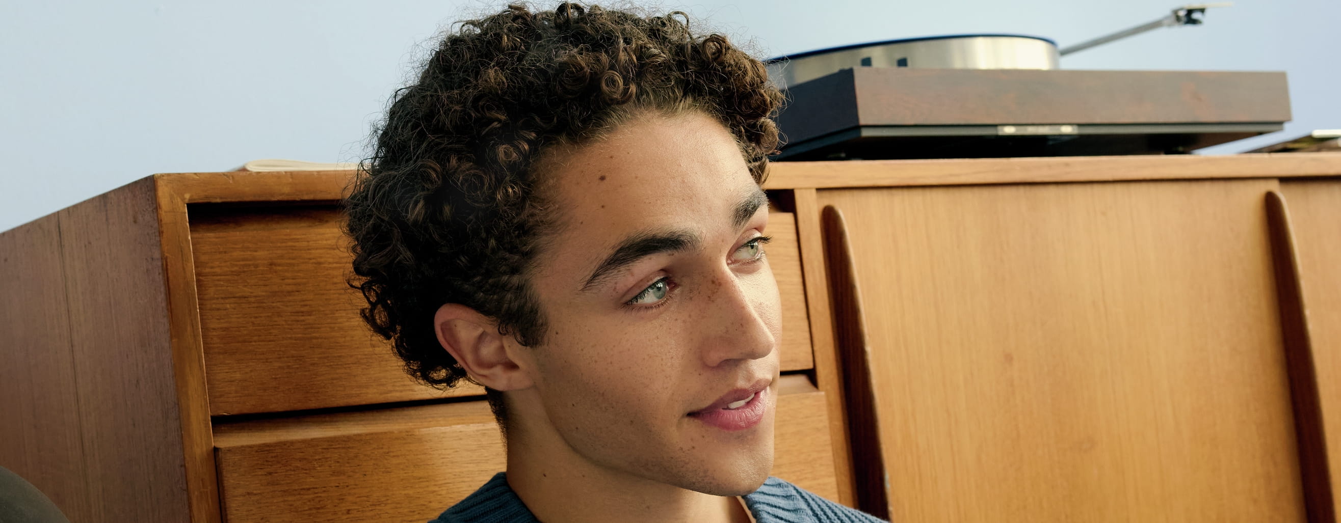 mężczyzna czyta książkę