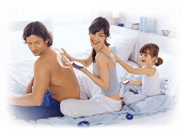 家族でニベアクリームを塗りあう写真