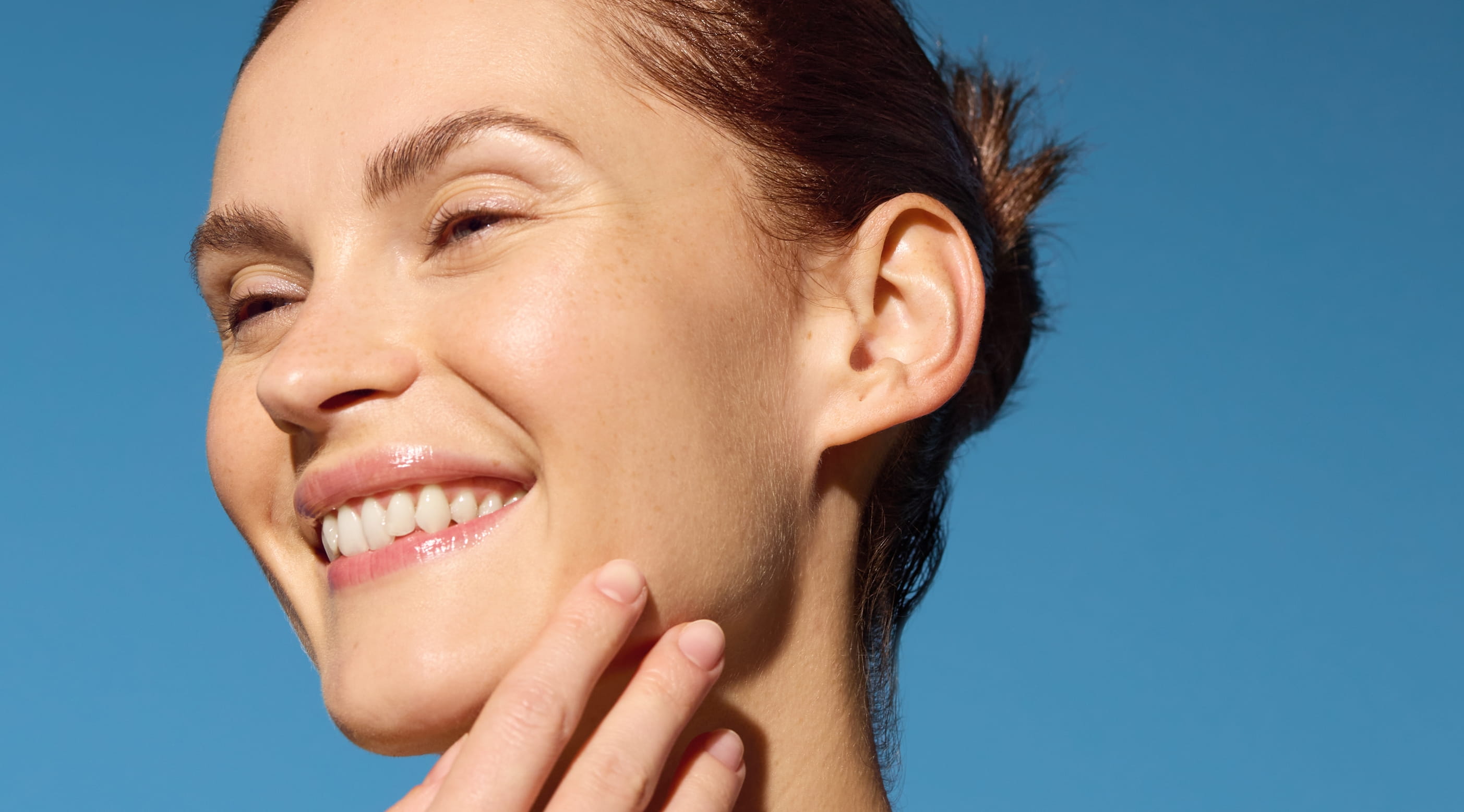 donna con una crema per il viso Nivea