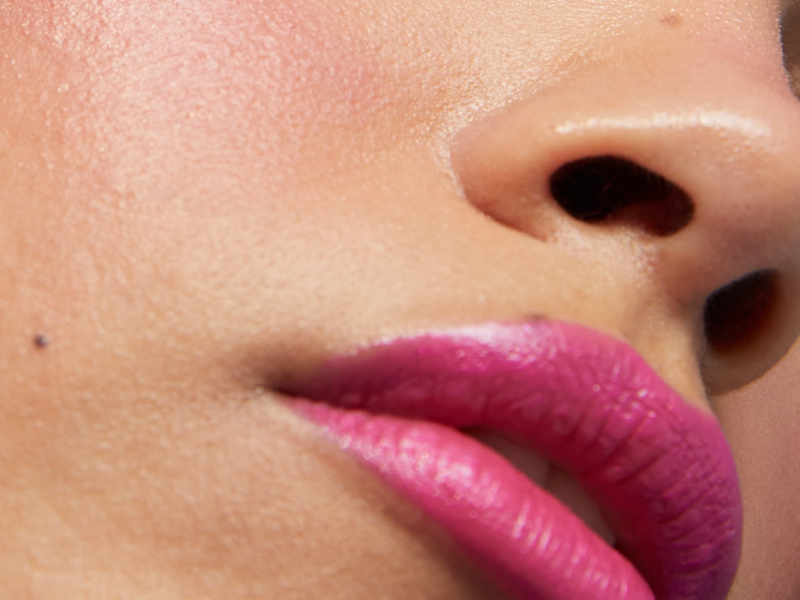 En närbild på ett par läppar