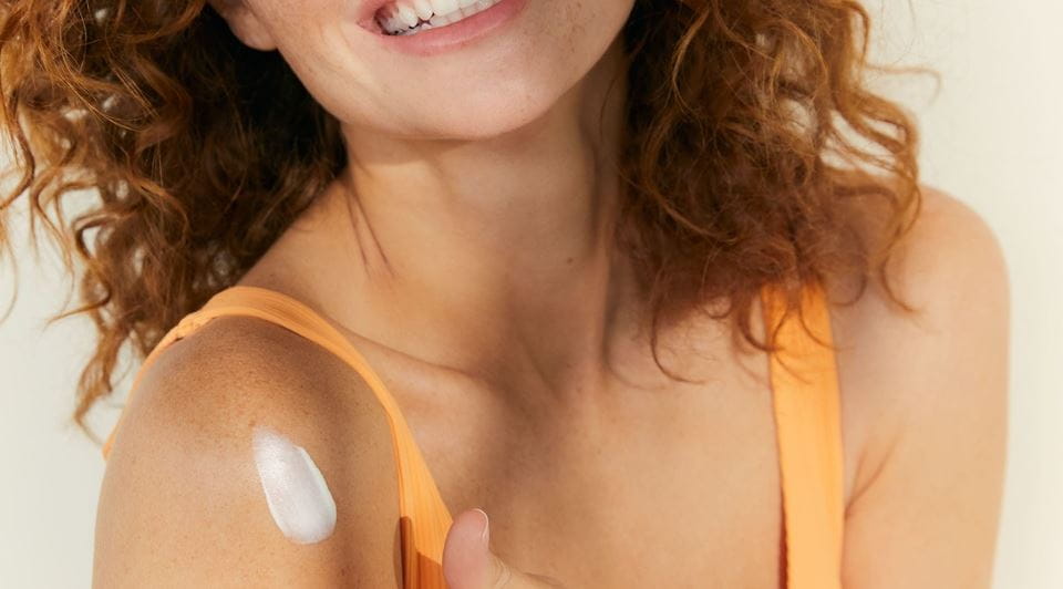 Vrouw met gember en krullend haar