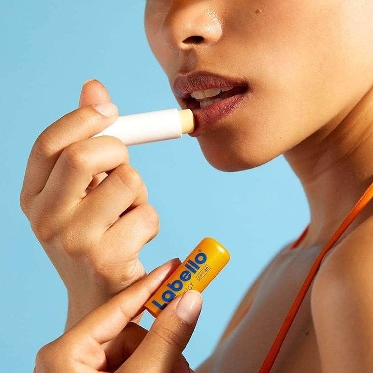 mulher a aplicar batom