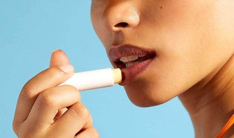 mulher a aplicar batom